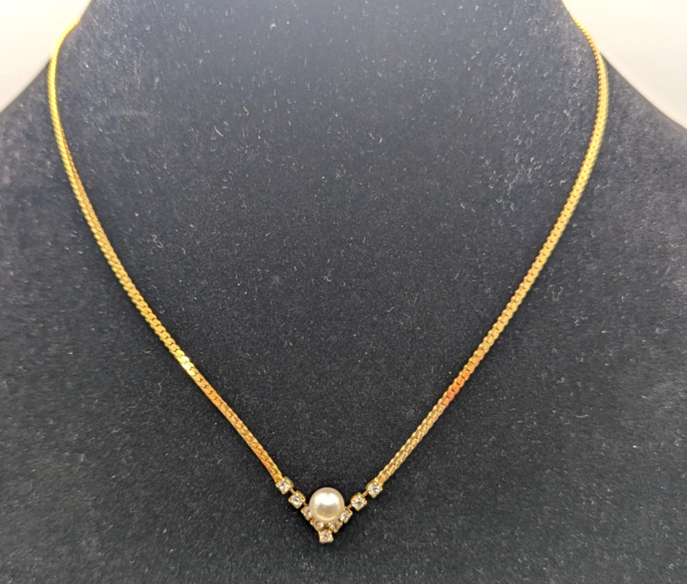 VINTAGE GOLD TONE HERRINGBONE CHAIN NECKLACE Faux Pearl Rhinestone 5.94g